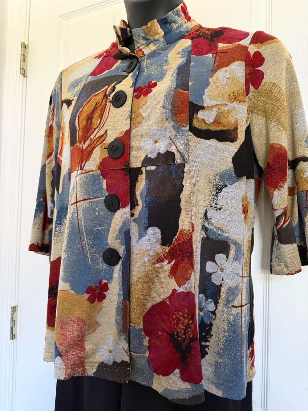 Ali Miles Floral knit 3/4 sleeve blouse in Red, Blue & Cream